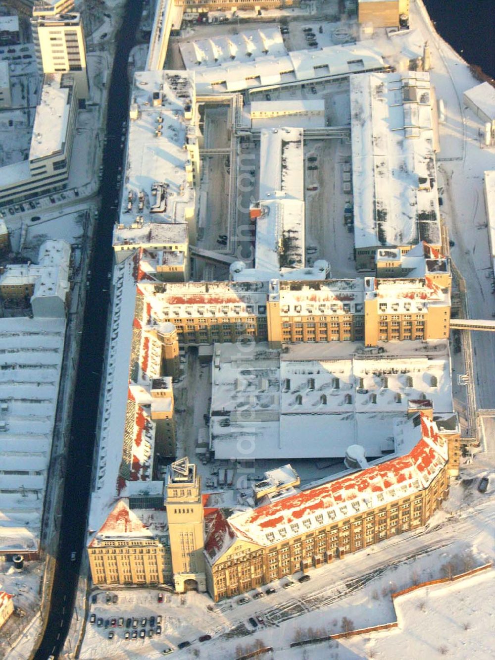 Aerial photograph Berlin - Oberschöneweide - ; Das winterliche Industriegebiet Oberschöneweide mit dem Gelände des ehemaligen Werkes für Fernsehelektronik / SAMSUNG. Tag der Schliessung war der 30.12.2005.