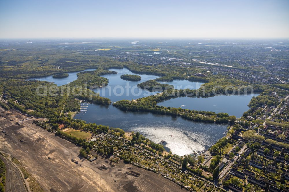 Duisburg from above - Development area of the decommissioned and unused land and real estate on the former marshalling yard and railway station of Deutsche Bahn in Duisburg in the state North Rhine-Westphalia, Germany