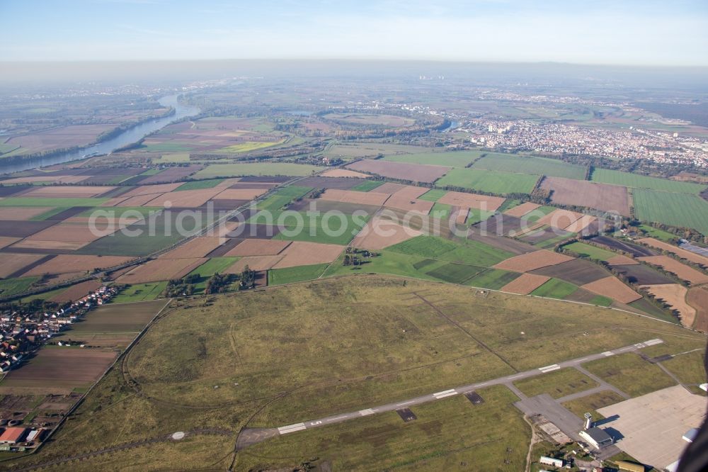 Aerial photograph Mannheim - Runway with tarmac terrain of former US-military airfield Coleman in the district Sandhofen in Mannheim in the state Baden-Wuerttemberg, Germany