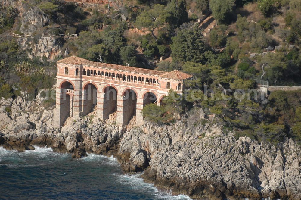 Aerial photograph Roquebrune-Cap-Martin - Blick auf den ehemaligen Bau des Zolldienstes im Stadtteil Cap-Martin in Roquebrune-Cap-Martin. Roquebrune-Cap-Martin ist eine französische Gemeinde, die zwischen Monaco und Menton an der Cote d' Azur liegt. Das eigentliche Dorf befindet sich auf einer Höhe von 225 m, vor einer Bergkulisse, die durch den Mont Agel dominiert wird. Ein Teil der Stadtgrenze ist gleichzeitig die Staatsgrenze zum Fürstentum Monaco.