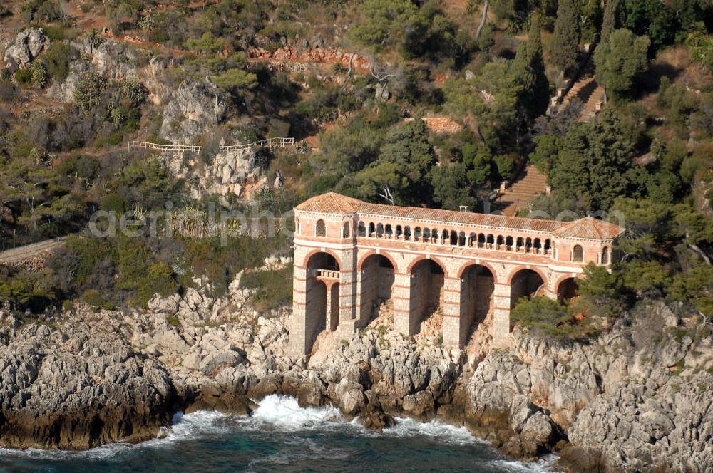 Aerial image Roquebrune-Cap-Martin - Blick auf den ehemaligen Bau des Zolldienstes im Stadtteil Cap-Martin in Roquebrune-Cap-Martin. Roquebrune-Cap-Martin ist eine französische Gemeinde, die zwischen Monaco und Menton an der Cote d' Azur liegt. Das eigentliche Dorf befindet sich auf einer Höhe von 225 m, vor einer Bergkulisse, die durch den Mont Agel dominiert wird. Ein Teil der Stadtgrenze ist gleichzeitig die Staatsgrenze zum Fürstentum Monaco.