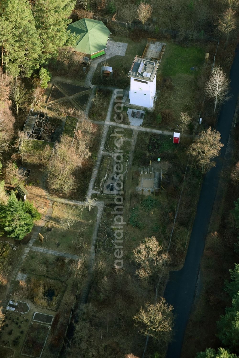 Aerial image Hohen Neuendorf - Structure of the observation tower im Camp der Deutsche Waldjugend an der Glienicker Strasse in Hohen Neuendorf in the state Brandenburg