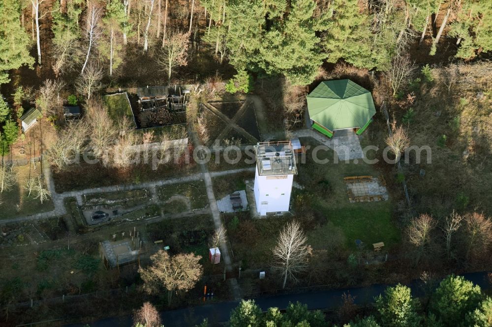 Hohen Neuendorf from above - Structure of the observation tower im Camp der Deutsche Waldjugend an der Glienicker Strasse in Hohen Neuendorf in the state Brandenburg