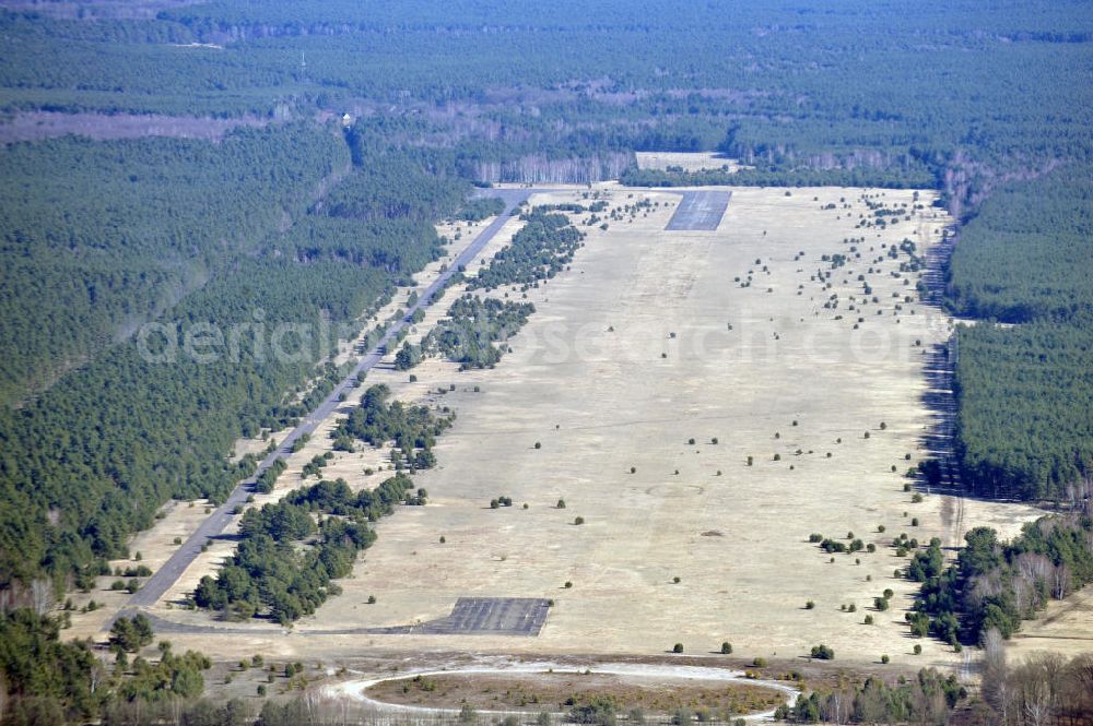 LÖPTEN from above - Blick auf den ehemaligen Feld- Flugplatz Kleinköris bei Löpten nördlich von Halbe in Brandenburg. Der Flugplatz der DDR- Luftstreitkräfte LSK / LV wurde 1969 für das Jagdgeschwader 7 (JG-7) errichtet. Genutzt wurde er als Ausweichflugplatz jährlich für Flugbetrieb mit je einer Staffel. Der Platz wurde auch als Übungsplatz für die Hubschraubereinheit der Volkspolizei genutzt. Nach der Wende wurde der Flugplatz geschlossen. Vorübergehend diente er als Abstellplatz für ausgemustertes Wehrmaterial der NVA. Former airfield Kleinköris the GDR Air Force.