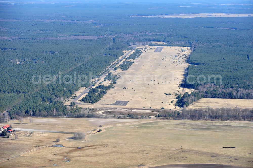 LÖPTEN from the bird's eye view: Blick auf den ehemaligen Feld- Flugplatz Kleinköris bei Löpten nördlich von Halbe in Brandenburg. Der Flugplatz der DDR- Luftstreitkräfte LSK / LV wurde 1969 für das Jagdgeschwader 7 (JG-7) errichtet. Genutzt wurde er als Ausweichflugplatz jährlich für Flugbetrieb mit je einer Staffel. Der Platz wurde auch als Übungsplatz für die Hubschraubereinheit der Volkspolizei genutzt. Nach der Wende wurde der Flugplatz geschlossen. Vorübergehend diente er als Abstellplatz für ausgemustertes Wehrmaterial der NVA. Former airfield Kleinköris the GDR Air Force.