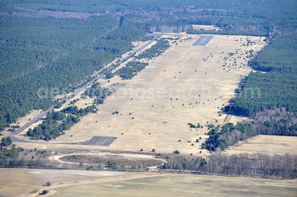 Aerial image LÖPTEN - Blick auf den ehemaligen Feld- Flugplatz Kleinköris bei Löpten nördlich von Halbe in Brandenburg. Der Flugplatz der DDR- Luftstreitkräfte LSK / LV wurde 1969 für das Jagdgeschwader 7 (JG-7) errichtet. Genutzt wurde er als Ausweichflugplatz jährlich für Flugbetrieb mit je einer Staffel. Der Platz wurde auch als Übungsplatz für die Hubschraubereinheit der Volkspolizei genutzt. Nach der Wende wurde der Flugplatz geschlossen. Vorübergehend diente er als Abstellplatz für ausgemustertes Wehrmaterial der NVA. Former airfield Kleinköris the GDR Air Force.