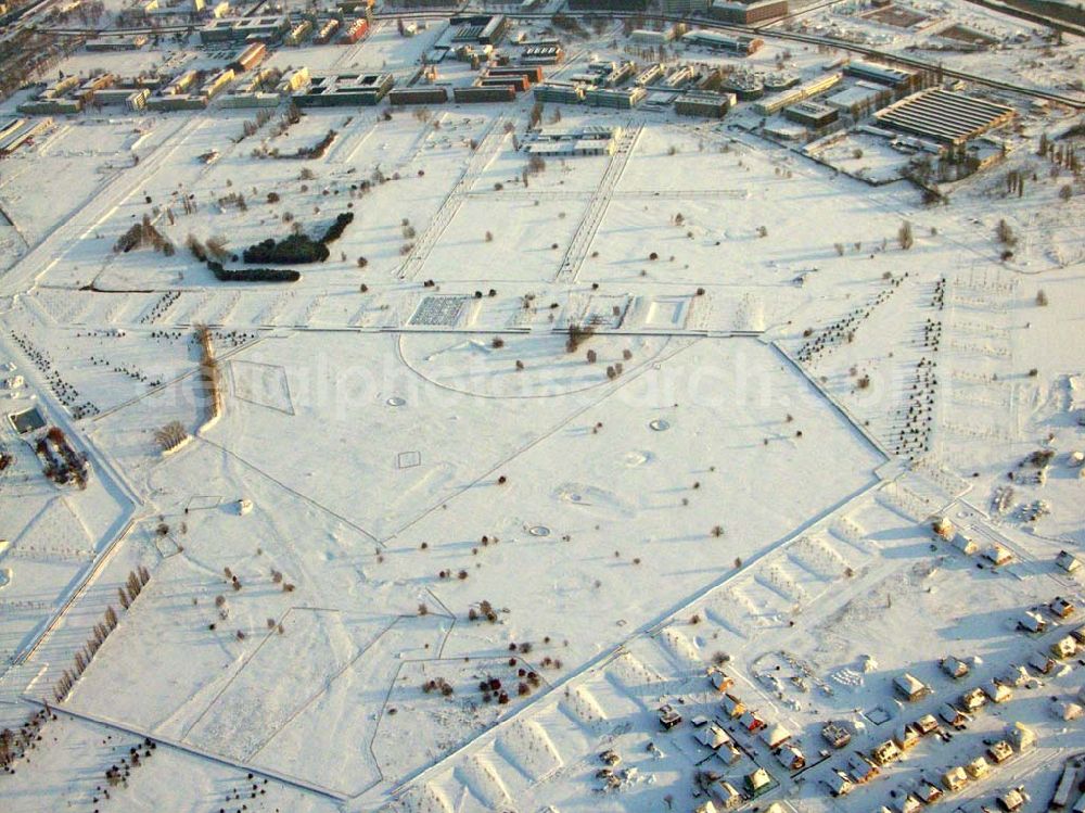 Berlin - Johnisthal from above - Blick auf das Gewerbe- und Entwicklungsgebiet WISTAS am ehem. Flugplatz Johannisthal und Blick auf den Neubau der Einfamilienhäuser.