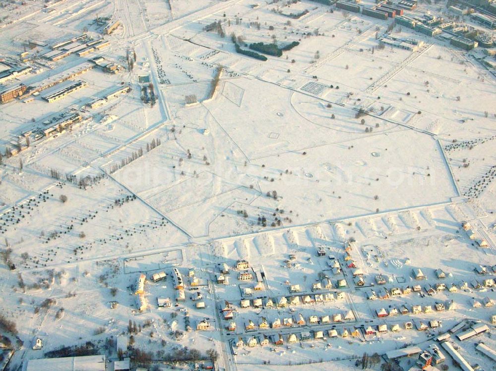 Berlin - Johnisthal from the bird's eye view: Blick auf das Gewerbe- und Entwicklungsgebiet WISTAS am ehem. Flugplatz Johannisthal und Blick auf den Neubau der Einfamilienhäuser.