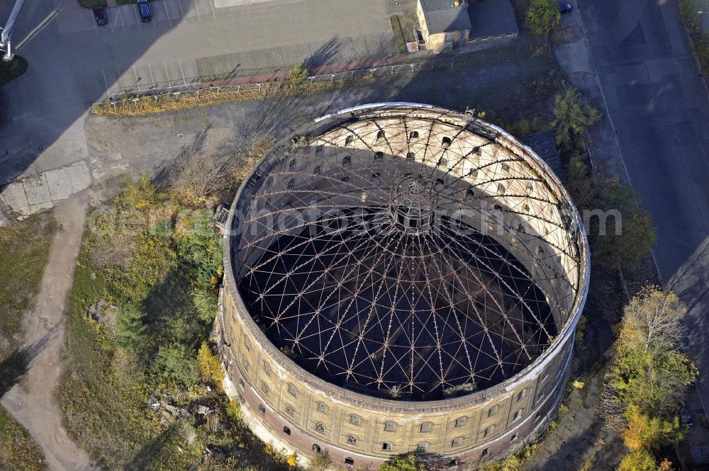 Aerial image Leipzig - Der Glockengasbehälter des ehemaligen städtischen Gaswerks I in der Roscherstraße. Der Behälter wurde 1904 erbaut und hat eine Höhe von 28 m. The gas tanks of the former municipal gas works I in the Roscherstrasse.