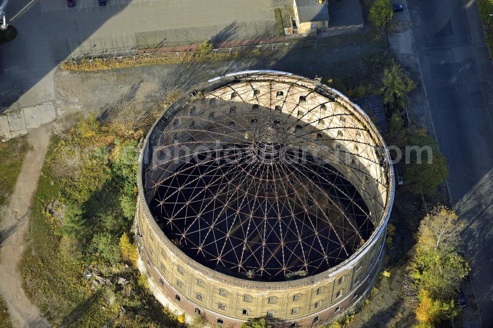 Aerial photograph Leipzig - Der Glockengasbehälter des ehemaligen städtischen Gaswerks I in der Roscherstraße. Der Behälter wurde 1904 erbaut und hat eine Höhe von 28 m. The gas tanks of the former municipal gas works I in the Roscherstrasse.