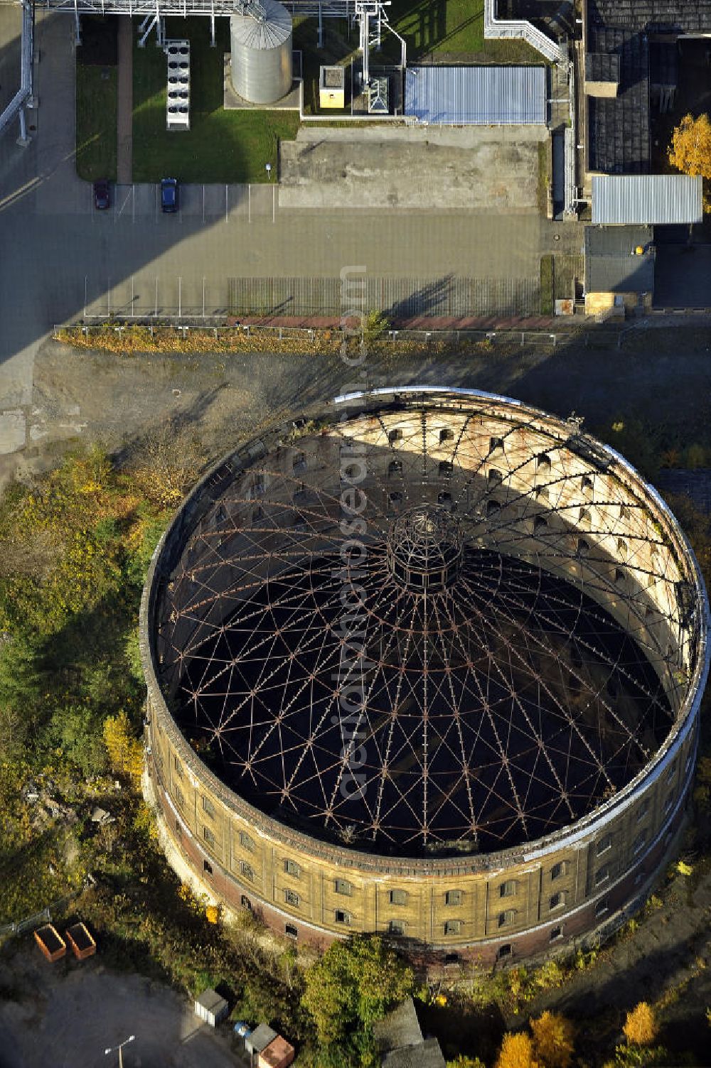 Leipzig from above - Der Glockengasbehälter des ehemaligen städtischen Gaswerks I in der Roscherstraße. Der Behälter wurde 1904 erbaut und hat eine Höhe von 28 m. The gas tanks of the former municipal gas works I in the Roscherstrasse.