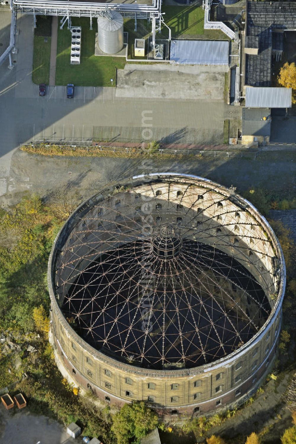 Leipzig from the bird's eye view: Der Glockengasbehälter des ehemaligen städtischen Gaswerks I in der Roscherstraße. Der Behälter wurde 1904 erbaut und hat eine Höhe von 28 m. The gas tanks of the former municipal gas works I in the Roscherstrasse.