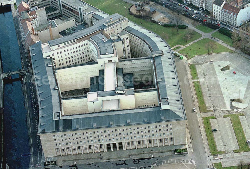 Berlin / Mitte from the bird's eye view: 12.02.95 ehemaliger Marx-Engels-Platz/ Schloßplatz mit Blick auf den Palast der Republik , in der Nähe der Spree.