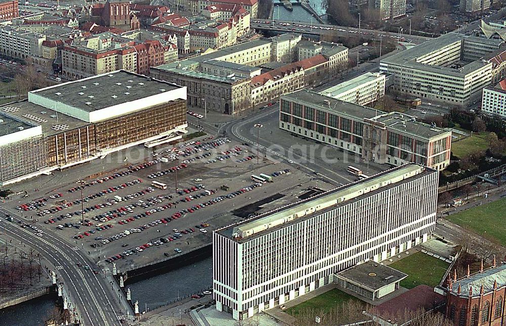 Aerial image Berlin / Mitte - 12.02.95 ehemaliger Marx-Engels-Platz/ Schloßplatz mit Blick auf den Palast der Republik , in der Nähe der Spree.