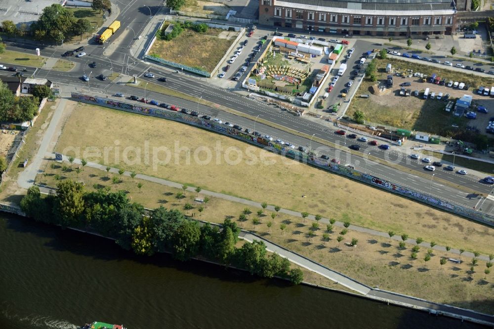 Berlin from the bird's eye view: Berlin Wall East Side on the banks of the River Spree in Friedrichshain district of Berlin