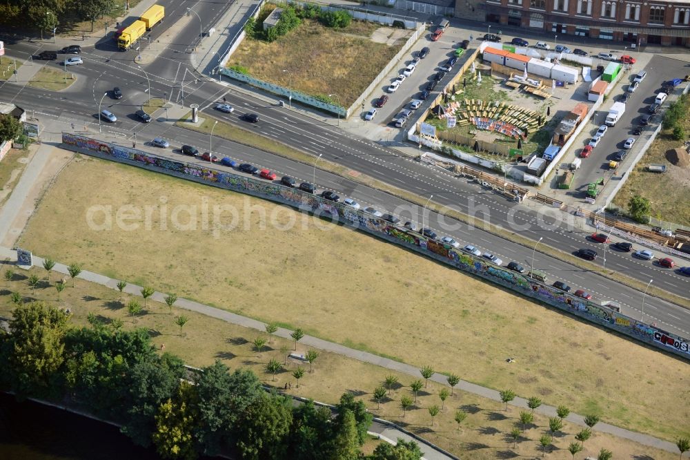 Aerial image Berlin - Berlin Wall East Side on the banks of the River Spree in Friedrichshain district of Berlin