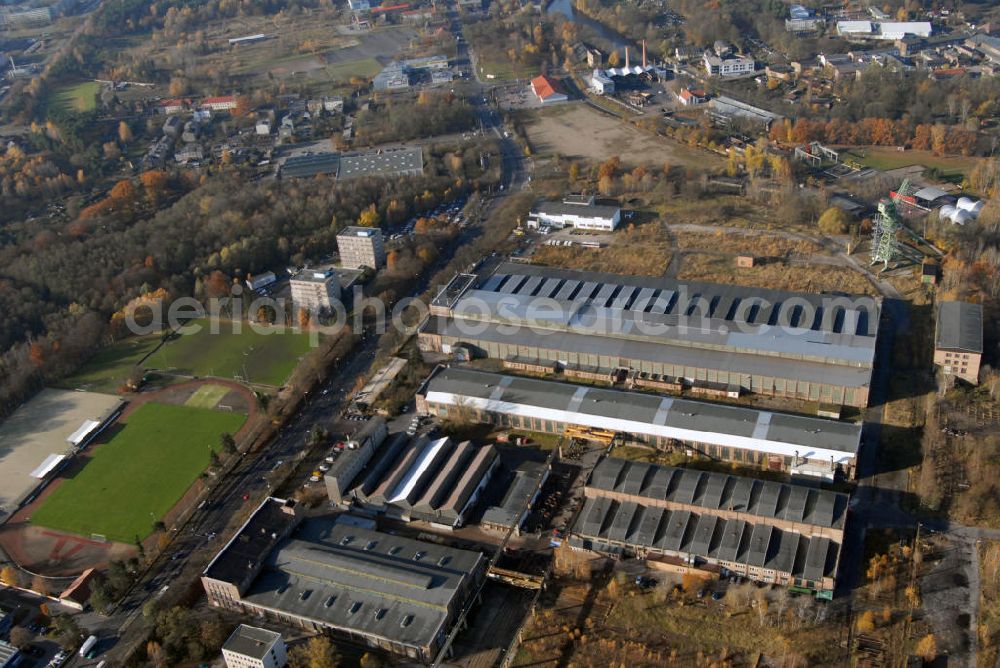 Eberswalde from above - Blick auf das Gelände des ehemalgien VEB Kranbau in Eberswalde. Eberswalde ist die Kreisstadt des Landkreises Barnim. Die Waldstadt war bis zur Wende bekannt für Industrielle Großbetriebe, wie die Papierfabrik, das Walzwerk und an dere Großbetriebe. Der Kranbau Eberswalde ging nach dem Zweiten Weltkrieg aus den Ardelt-Werken hervor. Hafenkräne aus Eberswalde waren qualitativ hochwertig und zudem verhältnismäßig preisgünstig. Die Devisenbringer der DDR stehen heute noch auf Kreta, Rio de Janeiro, Hamburg und St. Petersburg. Nach verschiedenen Übernahmen ist der Betrieb seit 1997 Bestandteil der Kirow Leipzig AG. Kontakt: KIROW Leipzig KE Kranbau Eberswalde AG, Betriebssstätte Eberswalde, Frau Braunholz, Heegermühler Str. 64, 16225 Eberswalde, marita.braunholz@kranbau-eberswalde.de,