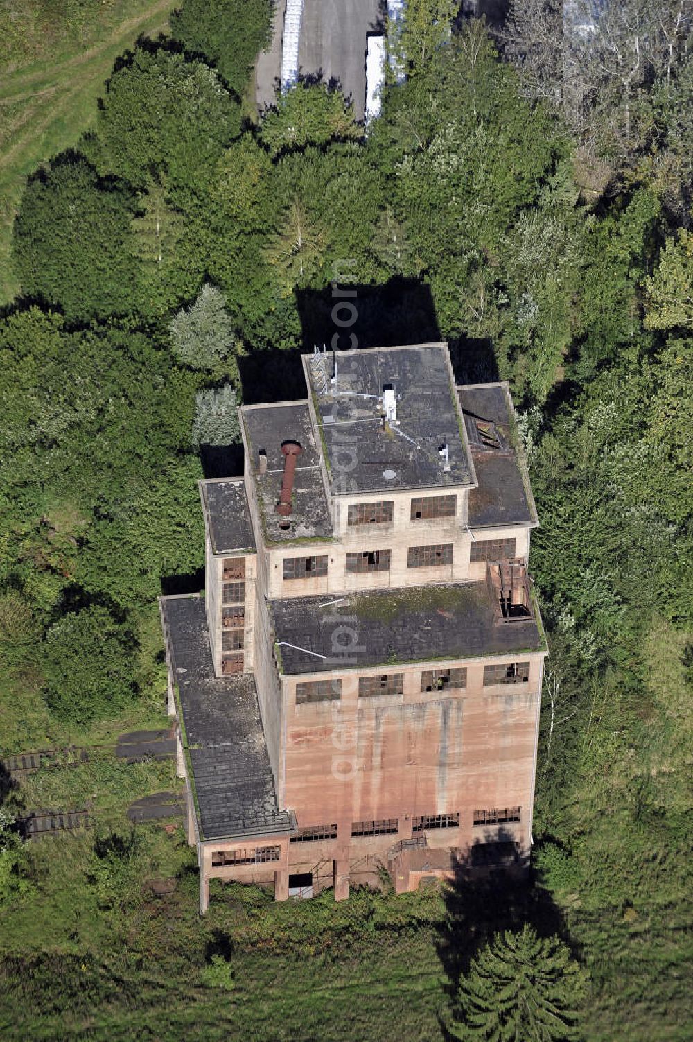 Dögerode from the bird's eye view: Der 30 m hohe ehemalige Verladebunker der Eisenerzgrube Echte. The 30 m high loading plant of the former iron-ore mine Echte.