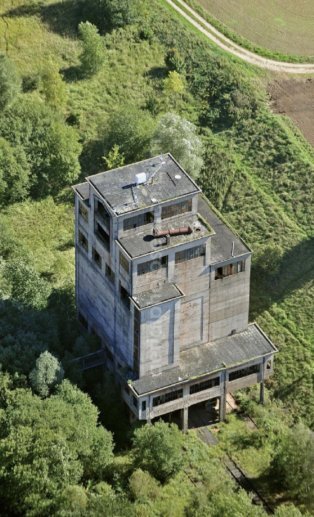 Aerial image Dögerode - Der 30 m hohe ehemalige Verladebunker der Eisenerzgrube Echte. The 30 m high loading plant of the former iron-ore mine Echte.