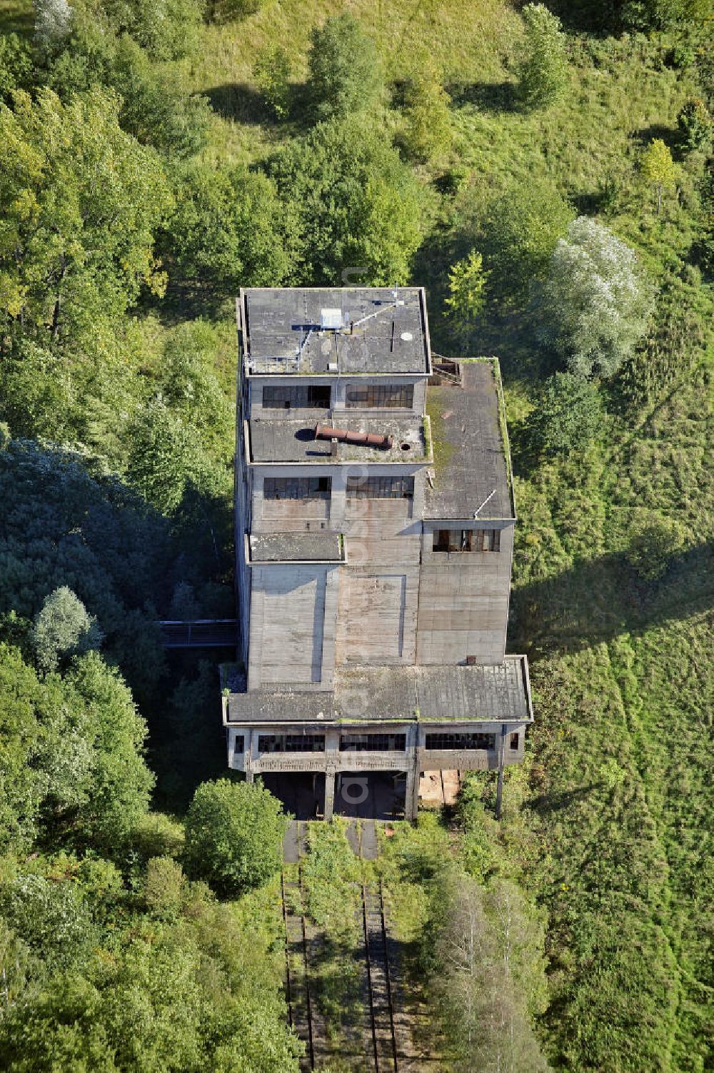 Aerial photograph Dögerode - Der 30 m hohe ehemalige Verladebunker der Eisenerzgrube Echte. The 30 m high loading plant of the former iron-ore mine Echte.