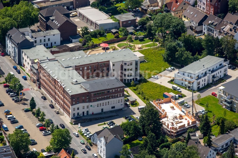 Aerial image Mülheim an der Ruhr - Former factory - building Leather Factory on Hansastrasse in Muelheim on the Ruhr in the state of North Rhine-Westphalia. The historical building with its chimney is a hotel today