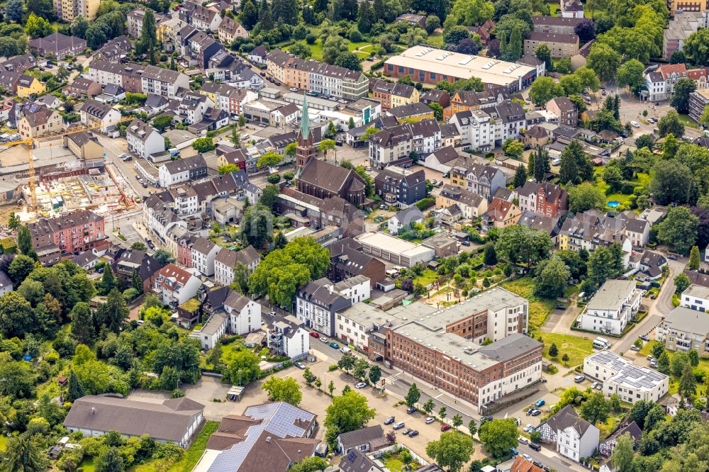 Mülheim an der Ruhr from the bird's eye view: Former factory - building Leather Factory on Hansastrasse in Muelheim on the Ruhr in the state of North Rhine-Westphalia. The historical building with its chimney is a hotel today