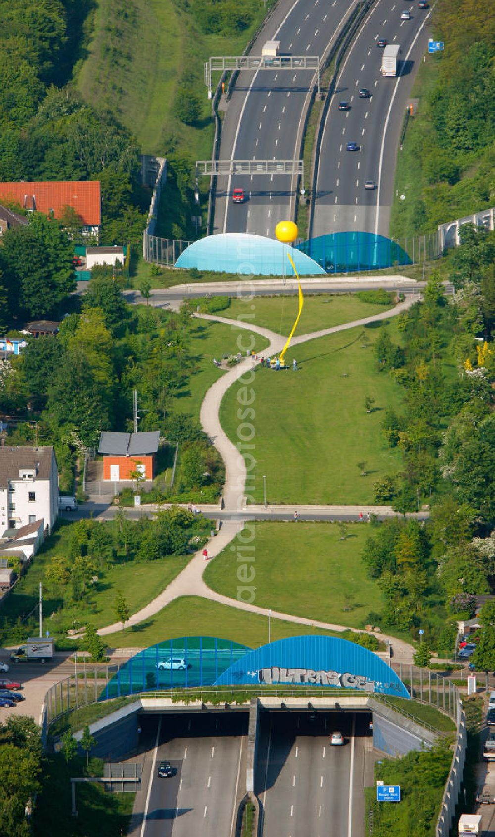 Gelsenkirchen from the bird's eye view: Das mit Wohnhäusern und einer Grünanlage überbaute ehemalige Gelände der Zeche Graf Bismarck am Autobahn-Deckel an den Straßen E 34, Cranger Straße, Kronprinzenstraße und Frankampstraße in Gelsenkirchen in Nordrhein-Westfalen. The former coal mine arrea Graf Bismarck at the autobahn canopy at the streets E 34, Cranger Strasse, Kronprinzenstrasse und Frankampstrasse in Gelsenkirchen in North Rhine-Westphalia.