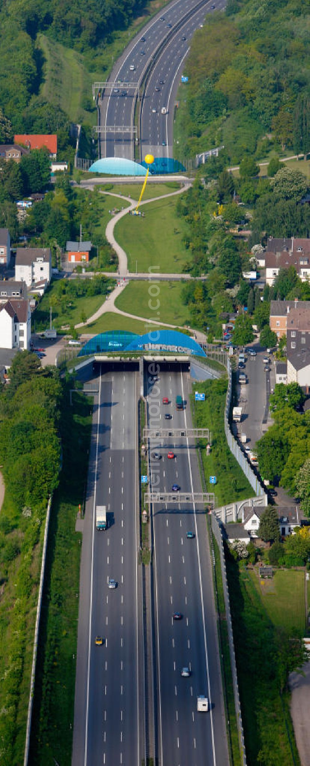 Aerial image Gelsenkirchen - Das mit Wohnhäusern und einer Grünanlage überbaute ehemalige Gelände der Zeche Graf Bismarck am Autobahn-Deckel an den Straßen E 34, Cranger Straße, Kronprinzenstraße und Frankampstraße in Gelsenkirchen in Nordrhein-Westfalen. The former coal mine arrea Graf Bismarck at the autobahn canopy at the streets E 34, Cranger Strasse, Kronprinzenstrasse und Frankampstrasse in Gelsenkirchen in North Rhine-Westphalia.