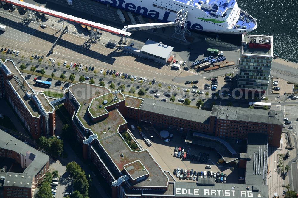 Kiel from the bird's eye view: Former Main Post Office including the city gallery of Kiel in the state of Schleswig-Holstein. The building with the yard is located on Schwedenkai