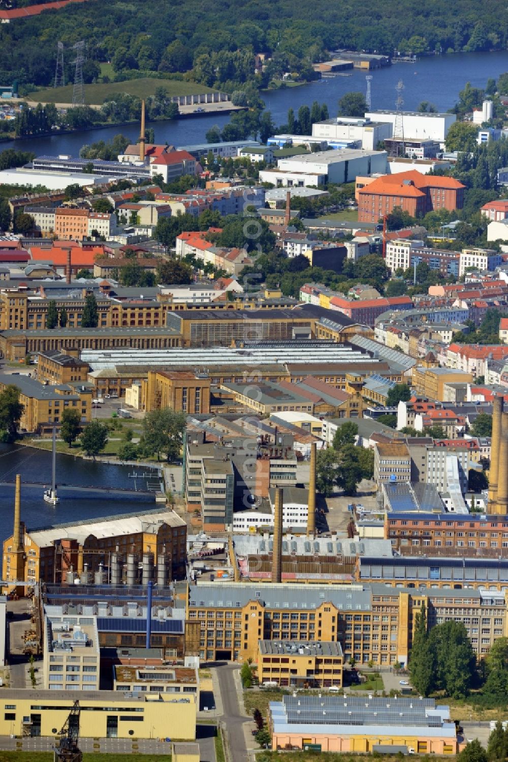 Aerial photograph Berlin - Former Industrieglände with the building of the Academy of Technology and Economics, the workshops of Stephanus- Werkstätten and the Stabilke on the banks of the River Spree in Berlin Schoeneweide