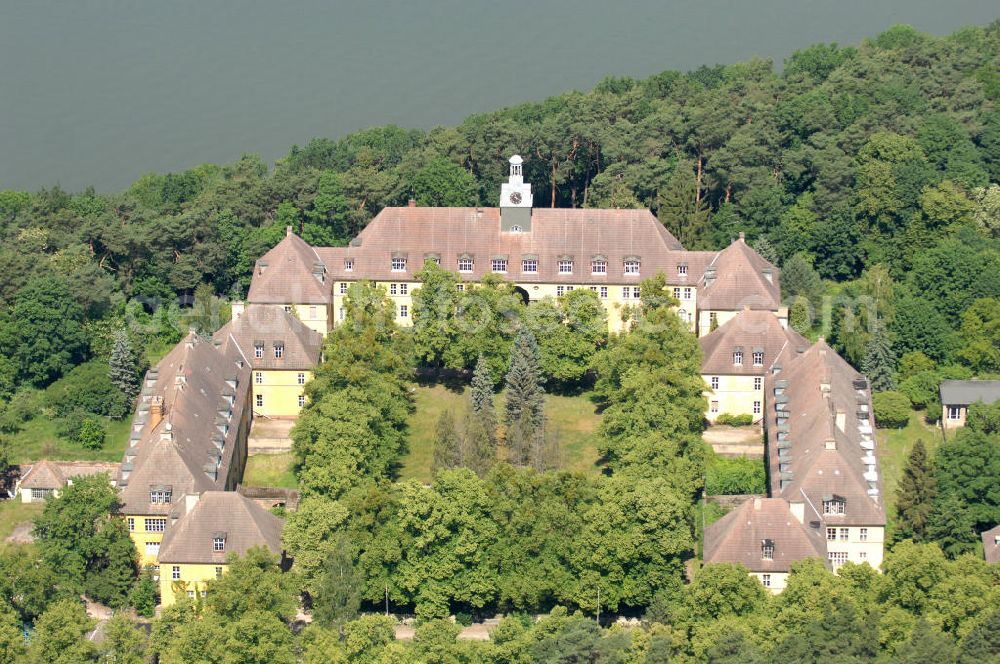 Aerial photograph Templin - Blick auf das ehemalige leer stehende Joachimsthalsche Gymnasium, an der Prenzlauer Allee am Ufer des Templiner See BB. View onto the erstwhile secondary / grammar school on the waterside of a Lake.