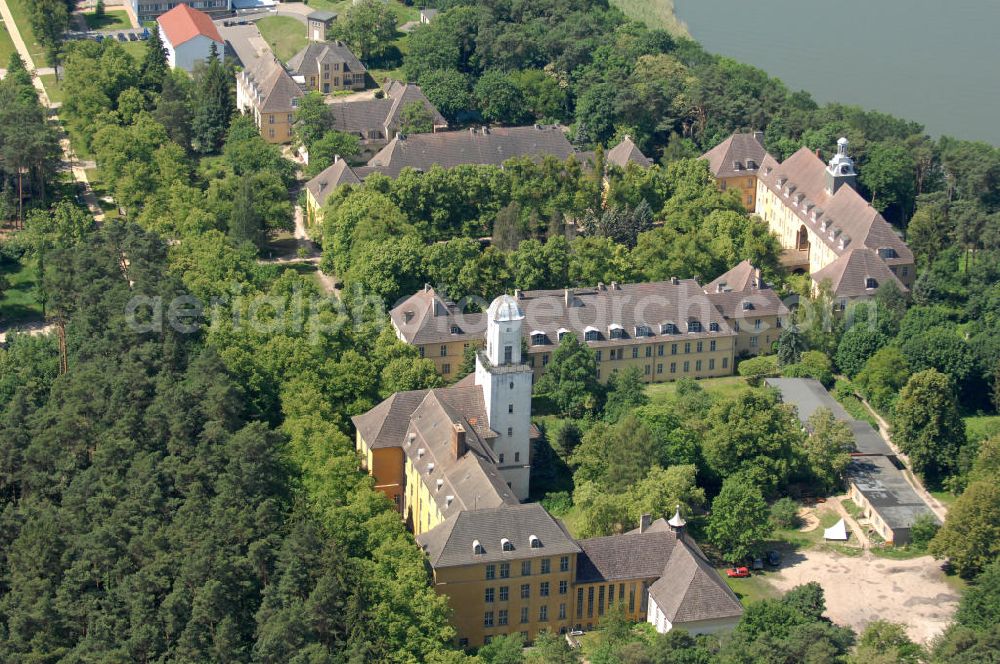 Templin from the bird's eye view: Blick auf das ehemalige leer stehende Joachimsthalsche Gymnasium, an der Prenzlauer Allee am Ufer des Templiner See BB. View onto the erstwhile secondary / grammar school on the waterside of a Lake.