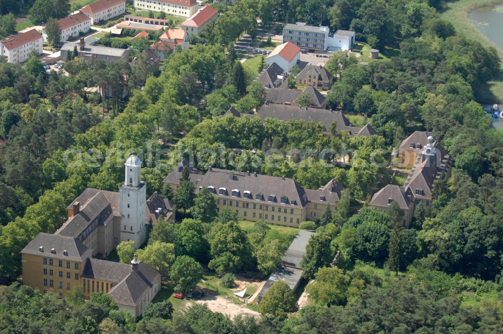 Aerial photograph Templin - Blick auf das ehemalige leer stehende Joachimsthalsche Gymnasium, an der Prenzlauer Allee am Ufer des Templiner See BB. View onto the erstwhile secondary / grammar school on the waterside of a Lake.