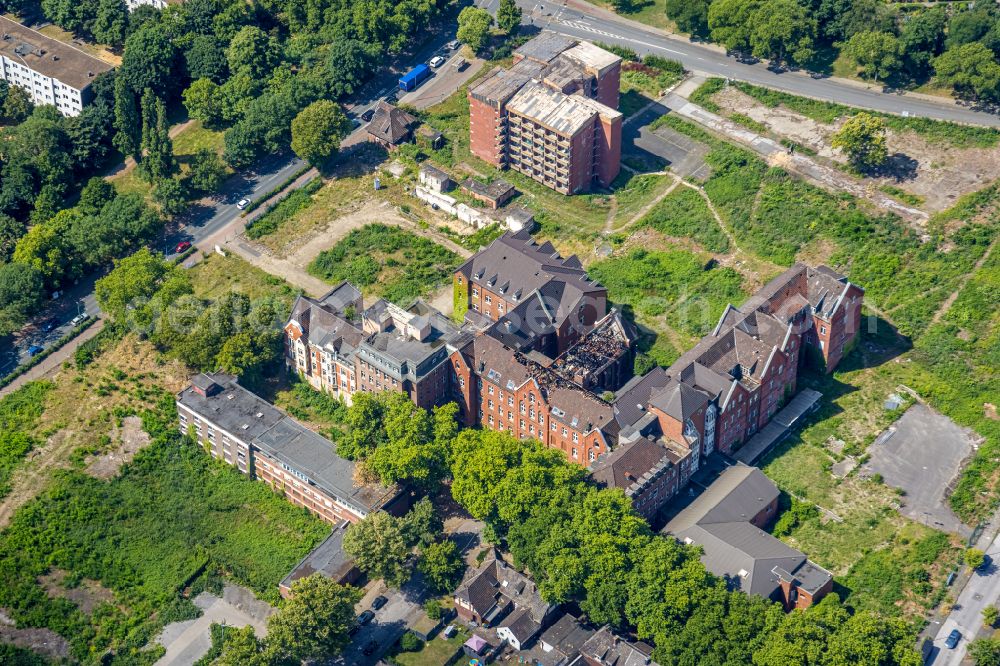 Duisburg from the bird's eye view: Abandoned and vacant clinic premises of the former hospital St. Barbara-Hospital in the district Neumuehl in Duisburg at Ruhrgebiet in the state North Rhine-Westphalia, Germany