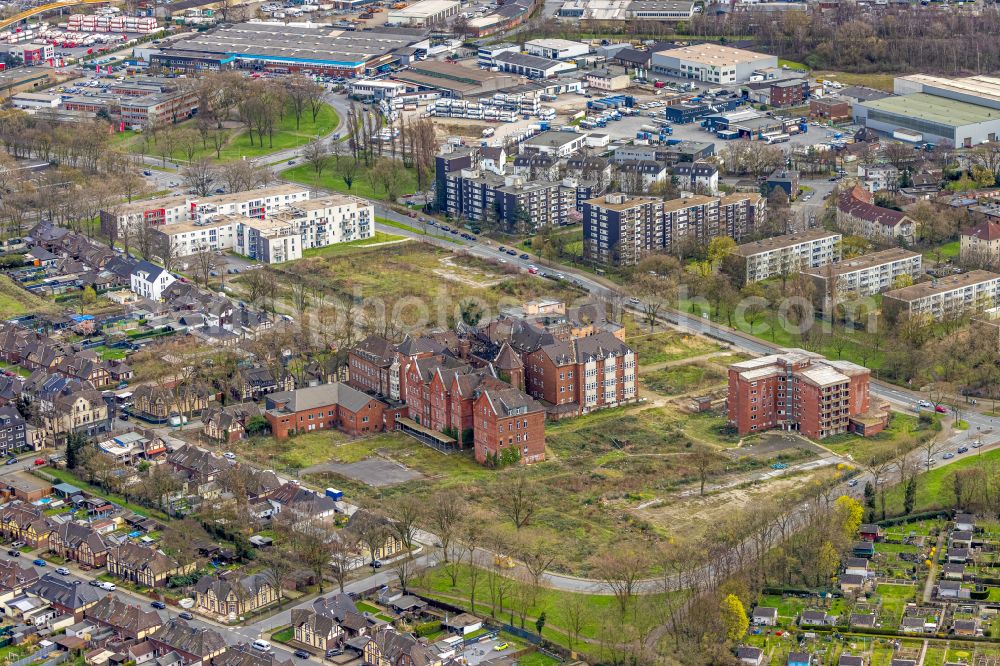 Duisburg from the bird's eye view: Abandoned and vacant clinic premises of the former hospital St. Barbara-Hospital in the district Neumuehl in Duisburg at Ruhrgebiet in the state North Rhine-Westphalia, Germany