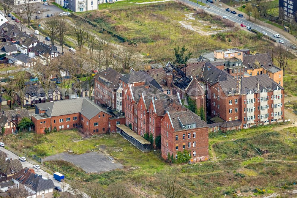 Aerial image Duisburg - Abandoned and vacant clinic premises of the former hospital St. Barbara-Hospital in the district Neumuehl in Duisburg at Ruhrgebiet in the state North Rhine-Westphalia, Germany