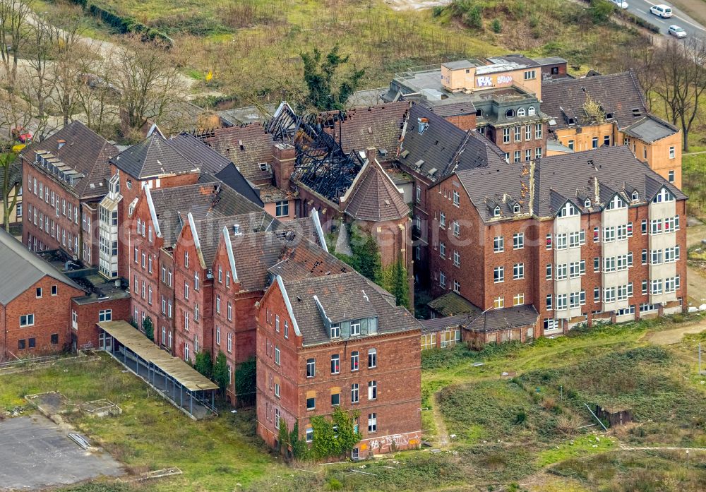 Aerial photograph Duisburg - Abandoned and vacant clinic premises of the former hospital St. Barbara-Hospital in the district Neumuehl in Duisburg at Ruhrgebiet in the state North Rhine-Westphalia, Germany