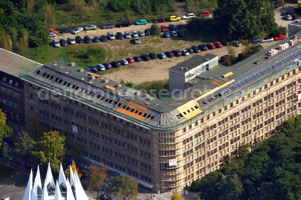 Aerial photograph Berlin Kreuzberg - Das ehemalige Postamt am Anhalter Bahnhof in Berlin wird zur Zeit restauriert. Es wurde von Kurt Kuhlow errichtet. Das Gebäude ist eines von wenigen erhaltenen Großgebäuden aus der Zeit des Nationalsozialismus und steht unter Denkmalschutz. The ancient post office at Anhalter Bahnhof in Berlin was build by Kurt Kuhlow. The building is one of the rare big buildings since the National Socialism and is a landmarked building.