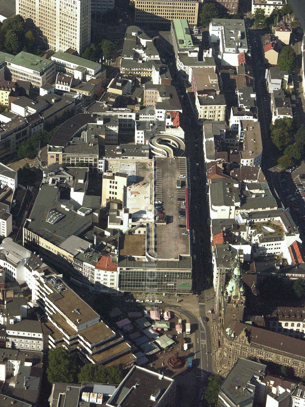 Wuppertal from above - , Stadtansicht Wuppertal mit dem ehemaligen Rathaus Elberfeld (Verwaltungshaus am Neumarkt). Verwaltungshaus Elberfeld, Neumarkt 10, 42103 Wuppertal-Elberfeld