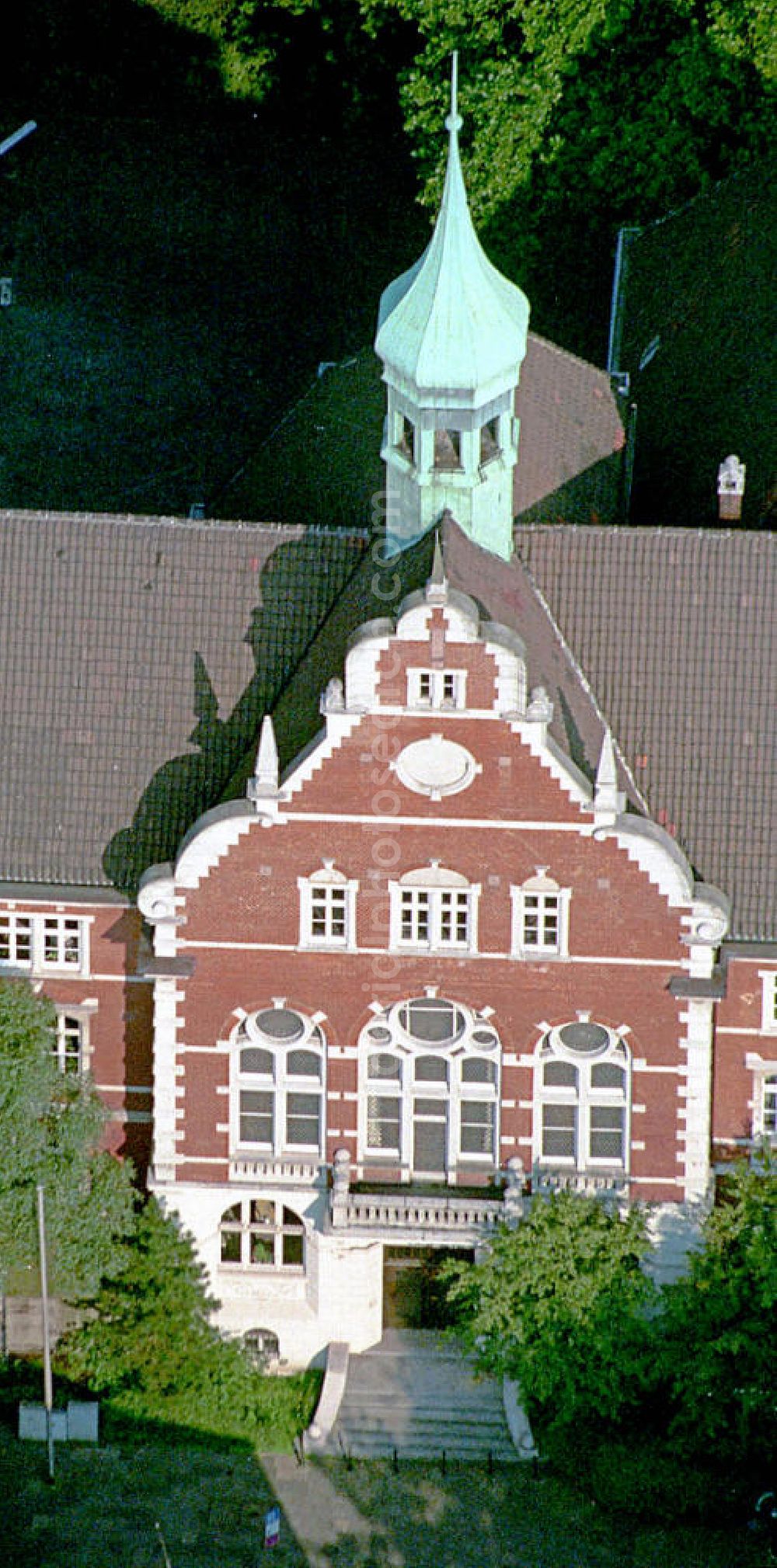 Herne from above - Blick auf das ehemalige Rathaus in Wanne-Eickel, einem Stadtteil von Herne in Nordrhein-Westfalen. Das Gebäude im Neu-Renaissance-Stil wurde 1905 eröffnet und diente zunächst als Rathaus für die Stadt Wanne und später auch für die Stadt Eickel. Mit dem Zusammenschluss der Städte Wanne-Eickel und Herne wurde hier das Sozialamt untergebracht. Das Gebäude steht heute unter Denkmalschutz. View to the former townhall of Wanne-Eickel, an district of the city Herne in Nord Rhine-Westphalia. The neo-renaissance building was constructed in 1905. It was used as townhall for the city Wanne and later also for the City Eickel. With the fusion of the cities Wanne-Eickel and Herne the social assistance office moved in. Today the building have landmark status.