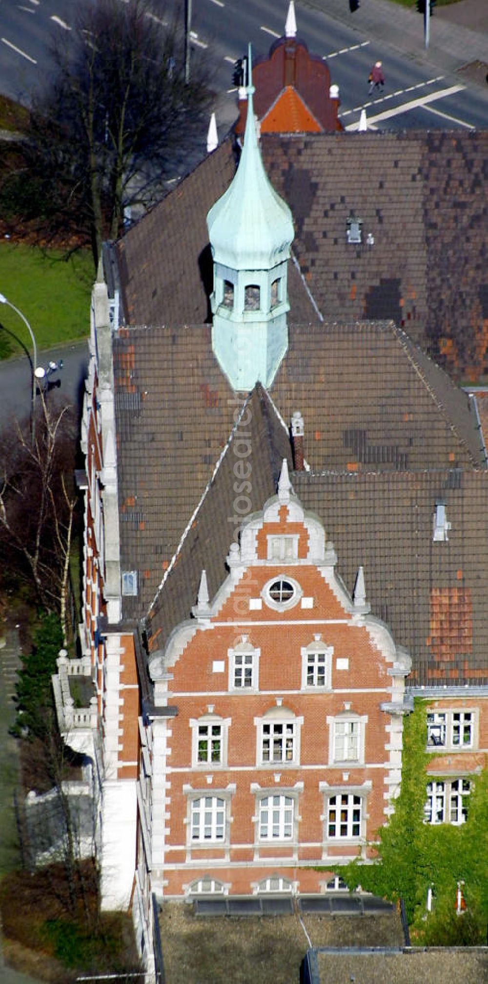 Herne from the bird's eye view: Blick auf das ehemalige Rathaus in Wanne-Eickel, einem Stadtteil von Herne in Nordrhein-Westfalen. Das Gebäude im Neu-Renaissance-Stil wurde 1905 eröffnet und diente zunächst als Rathaus für die Stadt Wanne und später auch für die Stadt Eickel. Mit dem Zusammenschluss der Städte Wanne-Eickel und Herne wurde hier das Sozialamt untergebracht. Das Gebäude steht heute unter Denkmalschutz. View to the former townhall of Wanne-Eickel, an district of the city Herne in Nord Rhine-Westphalia. The neo-renaissance building was constructed in 1905. It was used as townhall for the city Wanne and later also for the City Eickel. With the fusion of the cities Wanne-Eickel and Herne the social assistance office moved in. Today the building have landmark status.