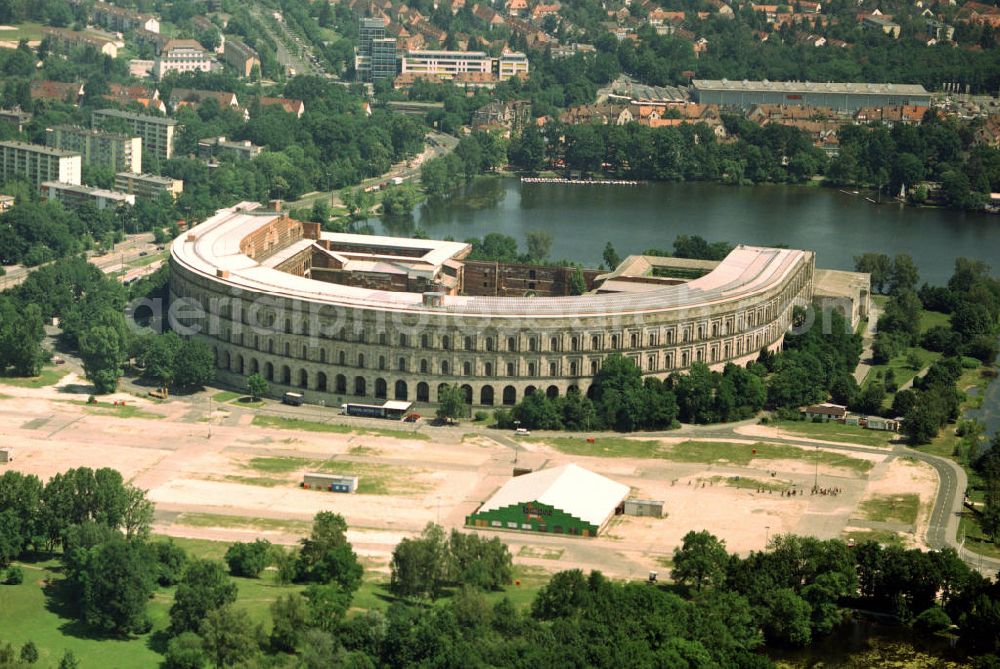 Nürnberg from above - Blick auf das Reichsparteitagsgelände, so wird das Areal im Südosten Nürnbergs genannt, auf dem von 1933 bis 1938 die Reichsparteitage der NSDAP abgehalten wurden. Der Gesamtentwurf für die Gestaltung des Geländes stammt von Albert Speer und umfasst eine Gesamtfläche von über 16,5 km². Das Gelände erstreckte sich zwischen dem Bahnhof Dutzendteich, dem alten Tiergarten und im Südosten bis zum Moorenbrunnfeld. Einige der Kolossalbauten wurden ganz oder teilweise fertiggestellt und sind noch heute zu besichtigen.