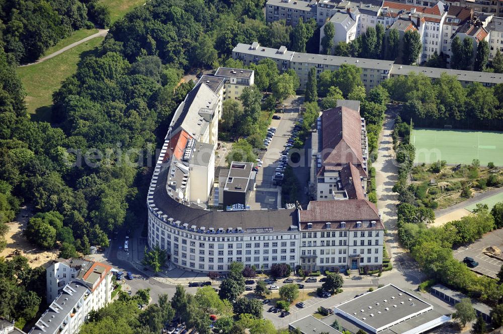 Aerial image Berlin - Blick auf das Funkhaus des Deutschlandradio Kultur am Hans-Rosenthal-Platz in Schöneberg. Das Gebäude war während des Kalten Krieges der Standort des Radios im Amerikanischen Sektors (RIAS). View of the Broadcasting House of Deutschlandradio Kultur on the Hans Rosenthal Square in Schoeneberg. The building was during the Cold War the location of the Radio in the American Sector (RIAS).