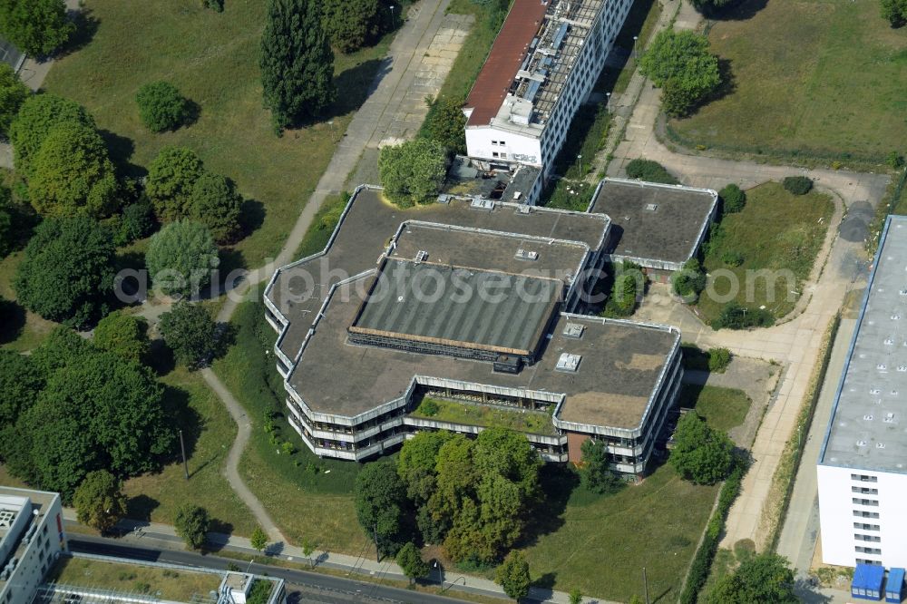 Aerial image Berlin - Former sports hotel on the Southern end of the Sportforum Hohenschoenhausen in the Alt-Hohenschoenhausen part of the district of Lichtenberg in Berlin in Germany. The second largest sports and training facilities of Berlin includes the former - decaying - hotel