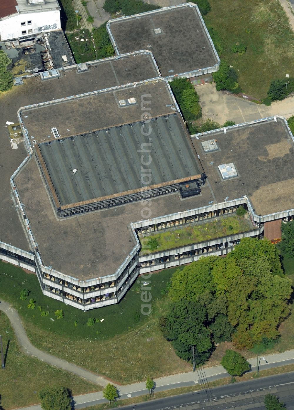 Aerial photograph Berlin - Former sports hotel on the Southern end of the Sportforum Hohenschoenhausen in the Alt-Hohenschoenhausen part of the district of Lichtenberg in Berlin in Germany. The second largest sports and training facilities of Berlin includes the former - decaying - hotel