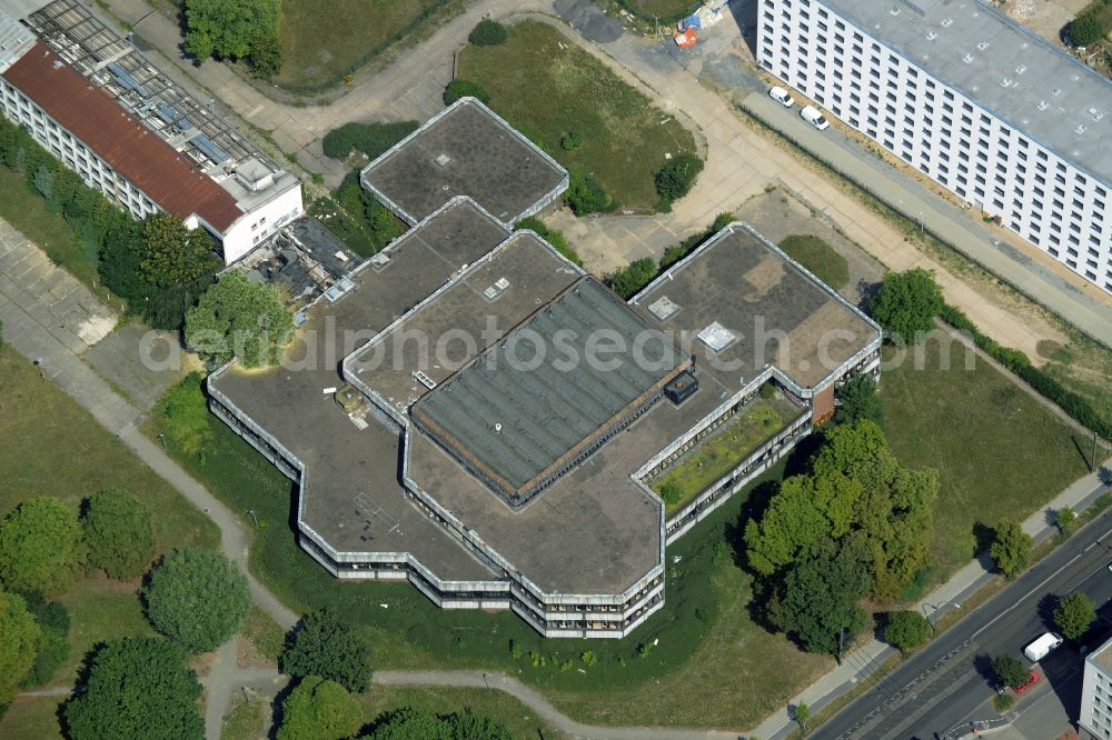 Aerial image Berlin - Former sports hotel on the Southern end of the Sportforum Hohenschoenhausen in the Alt-Hohenschoenhausen part of the district of Lichtenberg in Berlin in Germany. The second largest sports and training facilities of Berlin includes the former - decaying - hotel