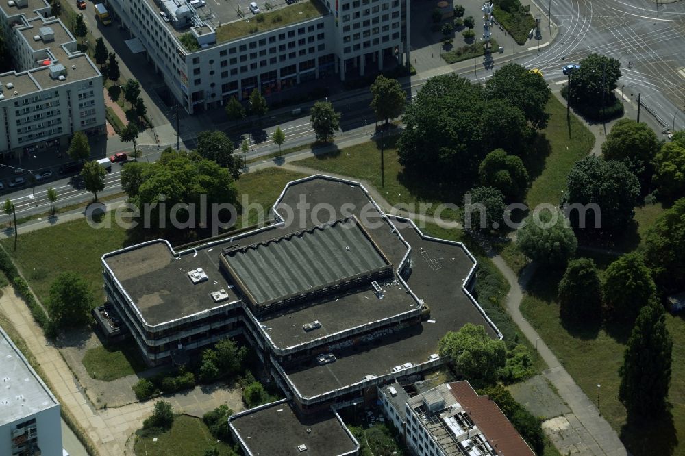 Aerial photograph Berlin - Former sports hotel on the Southern end of the Sportforum Hohenschoenhausen in the Alt-Hohenschoenhausen part of the district of Lichtenberg in Berlin in Germany. The second largest sports and training facilities of Berlin includes the former - decaying - hotel