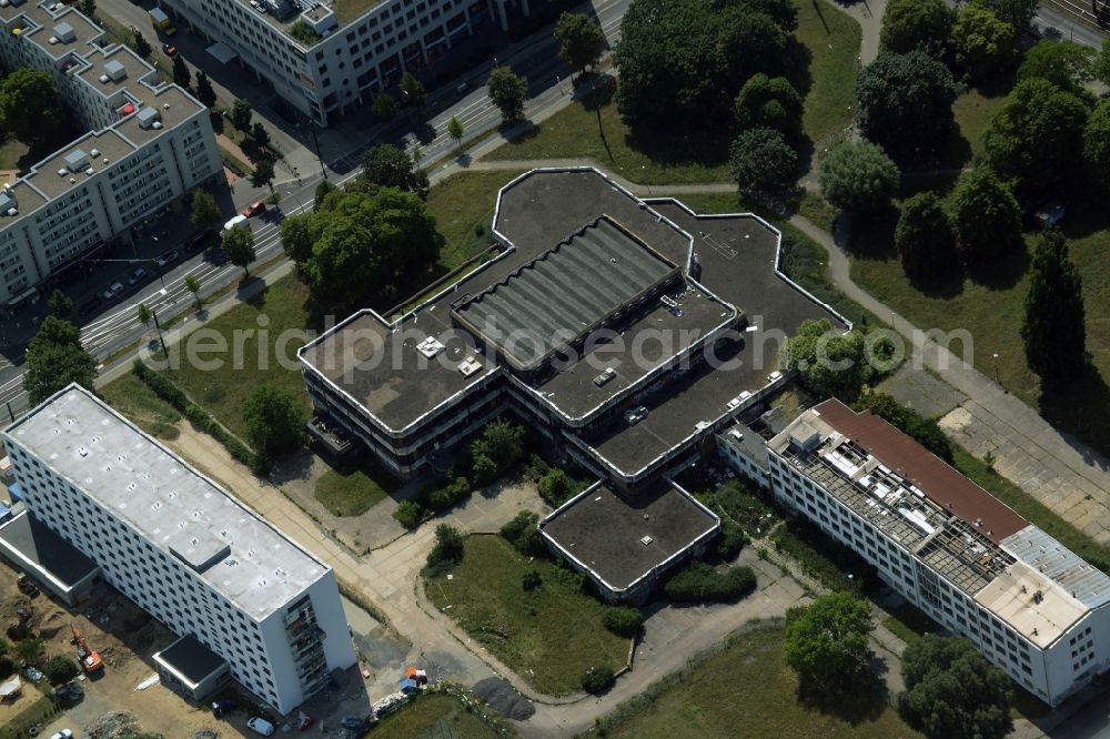 Aerial image Berlin - Former sports hotel on the Southern end of the Sportforum Hohenschoenhausen in the Alt-Hohenschoenhausen part of the district of Lichtenberg in Berlin in Germany. The second largest sports and training facilities of Berlin includes the former - decaying - hotel