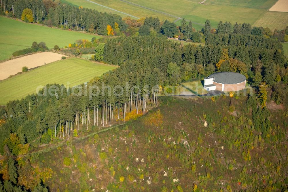 Meschede from the bird's eye view: Water tower water reservoir above the Wildhausener street Wasserturm in Meschede in the state North Rhine-Westphalia