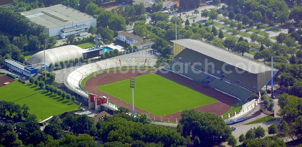 Aerial photograph Duisburg - Blick auf das ehemalige Wedaustadion Duisburger Sportpark Wedau. 2003 wurde das Wedaustadion abgerissen und die MSV-Arena auf dessen Standort neu erbaut. View of the former Wedaustadium Sportpark Duisburg Wedau. In 2003, the Wedaustadium was demolished and the MSV-Arena was built on this new place.